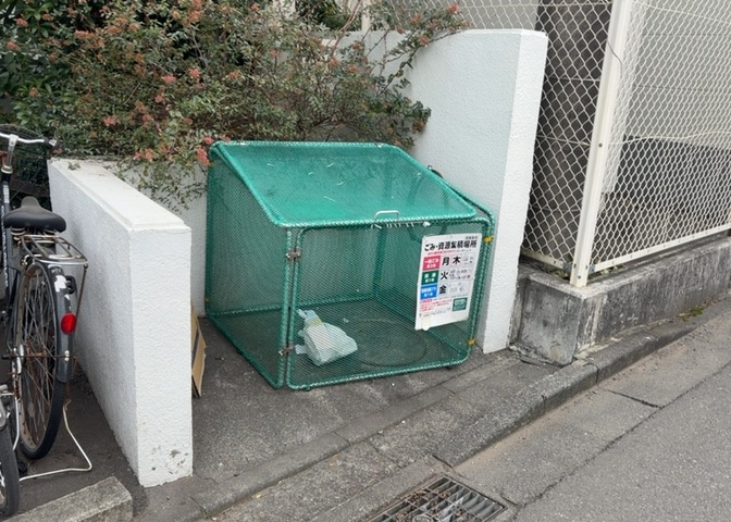 共有部分は、住民なら誰もが使える設備のこと。例えば駐車場やエレベーター、インターネット設備、セキュリティ設備などがあります。他にも、マンションの廊下・外部階段やエントランス・ゴミ置き場などがあります。