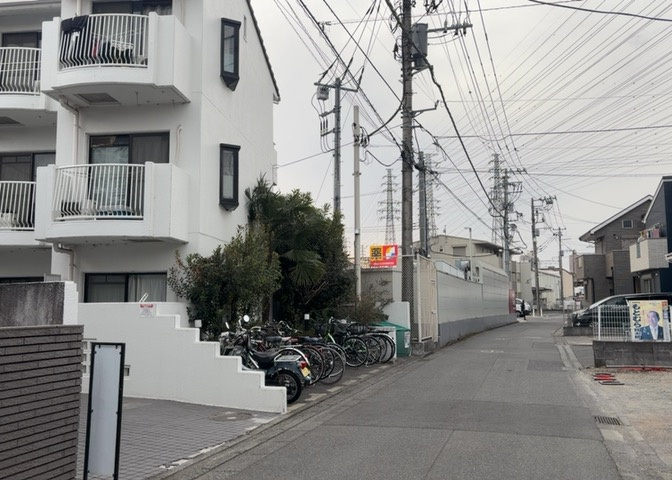 隣家の土地はどうなっているのか、生活利便施設が近くにあるのか、学校まで近いかなど、お客様のライフスタイルにあわせたイメージが重要です。また、近くにあると困る施設が近くにないかも確認するといいでしょう。