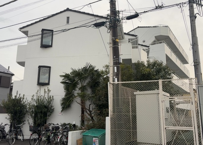 ＲＣ造、Reinforced　Concreteは直訳すると補強されたコンクリートです。主に柱や梁・床・壁が鉄筋とコンクリートで構成おり、鉄筋を組んだ型枠にコンクリートを流し込んで固めたものを指します。