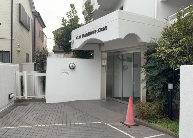 玄関は家の顔でもあり、家族以外の目にも止まる場所です。玄関は外との間を仕切る扉、靴などをしまっておく収納スペース、靴脱ぎのたたきスペース、来客とのやり取りをするドアホンなど複数のアイテムからなります。