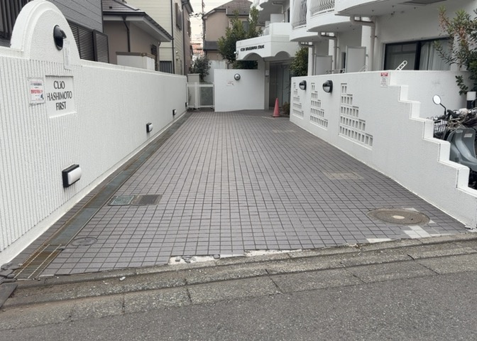 共有部分は、住民なら誰もが使える設備のこと。例えば駐車場やエレベーター、インターネット設備、セキュリティ設備などがあります。他にも、マンションの廊下・外部階段やエントランス・ゴミ置き場などがあります。