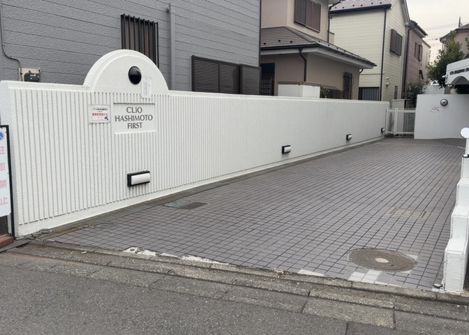 共用部分は、一棟の建物に住む区分所有者全員が共同で所有するとし、共用部分の管理、補修などは、区分所有者で形成される管理組合が行います。個人の判断で勝手に変更することはできませんので覚えておきましょう。
