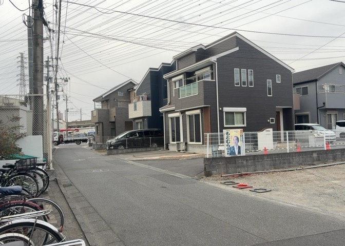 眺望の良さを楽しめるダイニングキッチンで家族団らんの時間を過ごしてはいかがでしょうか。バルコニーから見える景色を家族で眺める時間は、時間が経つのを忘れてしまいそうですね。是非、現地を見に行きましょう！