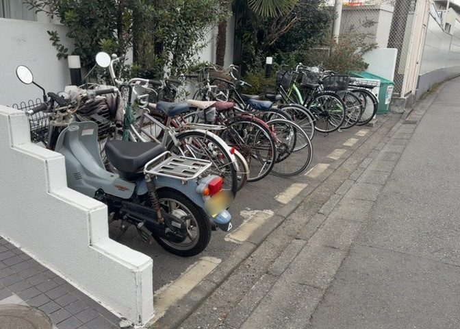 車一台あたりに必要なスペースは、標準サイズの普通自動車で横幅2m50cm、長さ5mは必要になります。ただし、乗降のことも考慮して横幅3m30cm、長さ5m50cmほどは確保できるところを選びましょう。