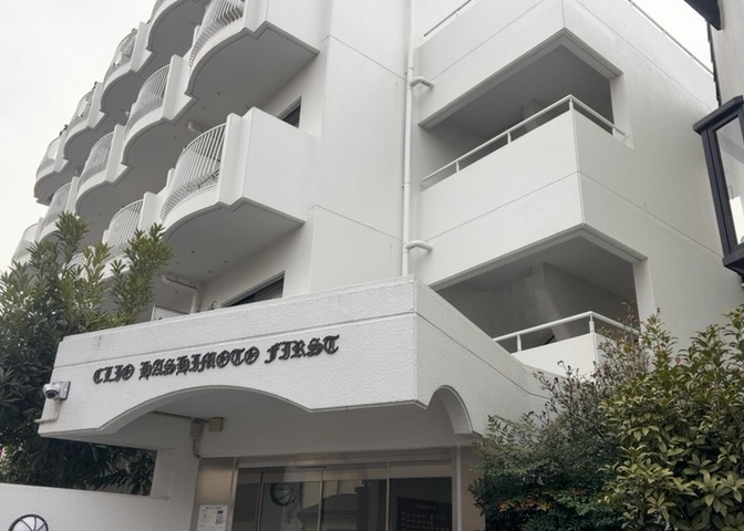 駐車場と明記されていても、最小スペースでつくられた駐車場だと大型車は駐車できなかったり、出入りしにくくなったりする可能性があります。お車のサイズと購入したい物件の駐車場のサイズを現地で確認しましょう。