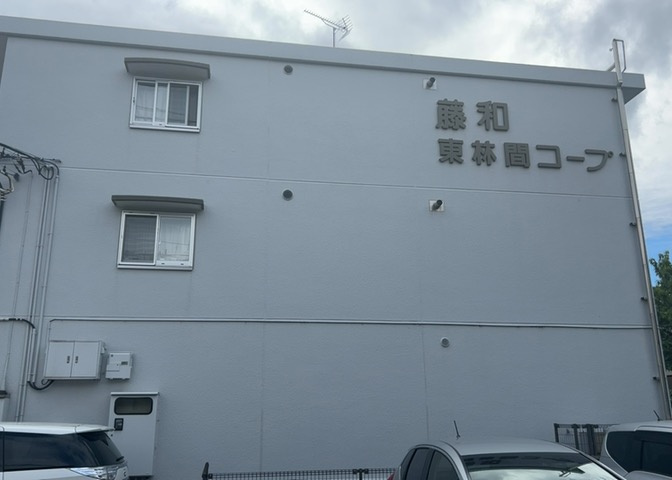 中庭（パティオ）とは、一つの建築物の内部に設けられた、壁などで囲われている庭のことを指します。コの字型、ロの字型が主流ですが、L字型の中庭もあります。最近では、インテリア性の高さからも人気があります。