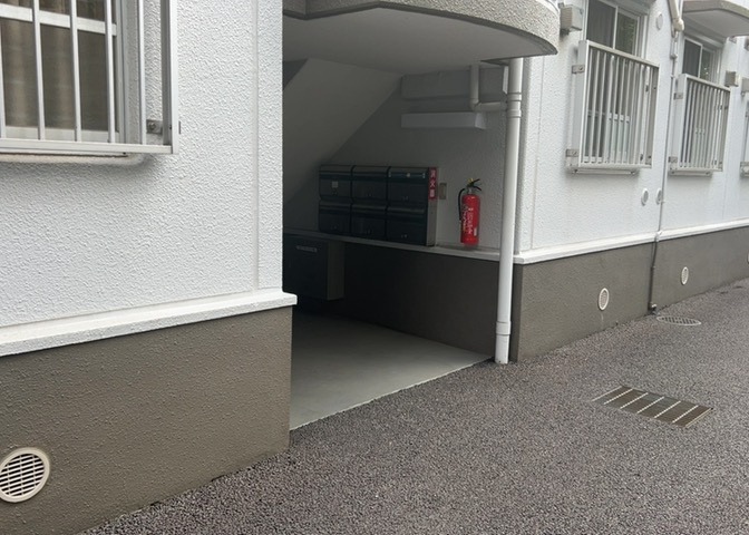 エントランス付近に設置されている集合ポストは、住んでいる部屋と離れているため、ポストをあさるなど誰かに何かされていても被害に気づきにくいです。入居する時には他人に特定されにくい番号で鍵をかけましょう！