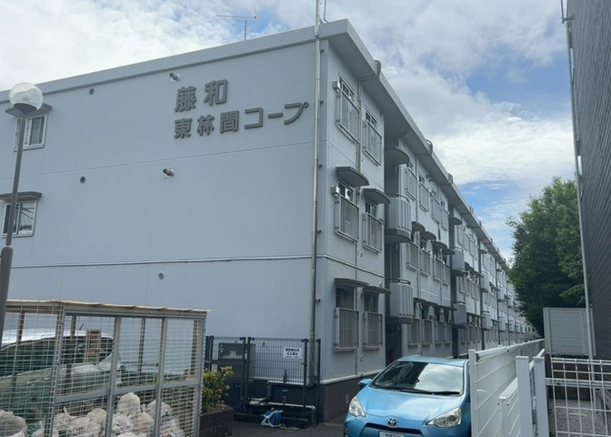 道幅が広い場所は日当たりや風通が良好です。幅が広いのですれ違いも可能ですし大きな車でも駐車可能！一方で、大型車が通ることも多くなるため交通量の増加により騒音に繋がります。また土地の値段が高くなります。