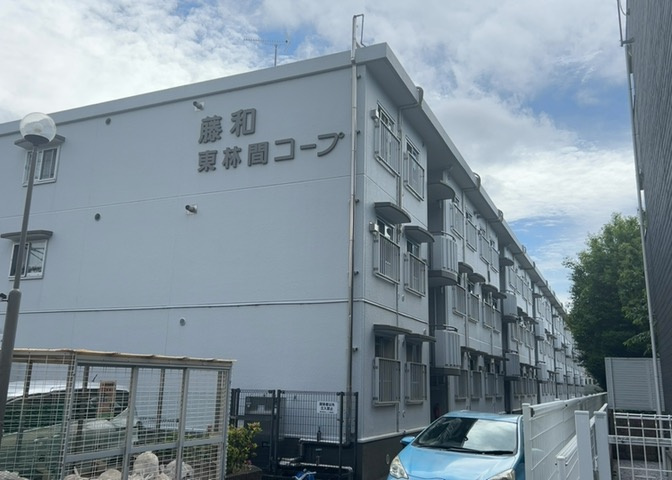 ＲＣ造、Reinforced　Concreteは直訳すると補強されたコンクリートです。主に柱や梁・床・壁が鉄筋とコンクリートで構成おり、鉄筋を組んだ型枠にコンクリートを流し込んで固めたものを指します。
