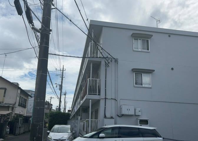 一般的なバルコニーは、奥行1.5ｍ程ですが、ワイルドバルコニーは2ｍまで広がっています。そのため洗濯物の間隔をあけ干すことができ、乾きやすいというメリットや、ガーデニングが楽しめる等の特徴があります。