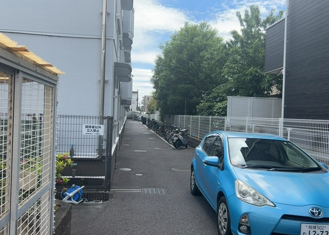 車一台あたりに必要なスペースは、標準サイズの普通自動車で横幅2m50cm、長さ5mは必要になります。ただし、乗降のことも考慮して横幅3m30cm、長さ5m50cmほどは確保できるところを選びましょう。
