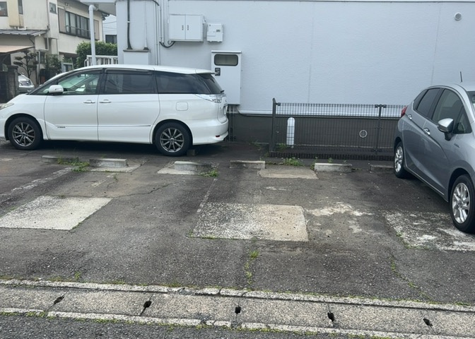 駐車場と明記されていても、最小スペースでつくられた駐車場だと大型車は駐車できなかったり、出入りしにくくなったりする可能性があります。お車のサイズと購入したい物件の駐車場のサイズを現地で確認しましょう。