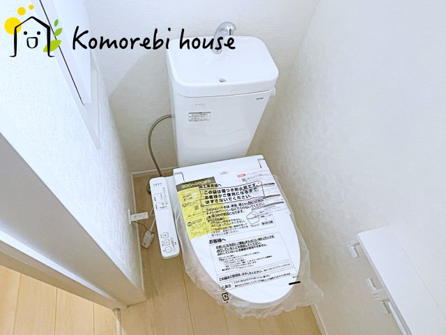 落ち着いた色調のトイレです