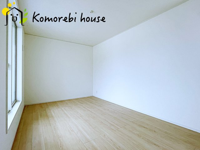 広くて明るい寝室