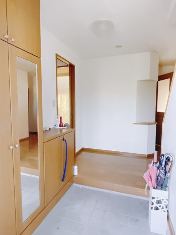 ■玄関｜毎日の「いってらっしゃい」や「お帰りなさい」を大切なご家族と過ごす玄関は〈使いやすさ〉を追求しております。玄関横の物入は急な来客時でもさっとお片付けできるスペースを確保しています。