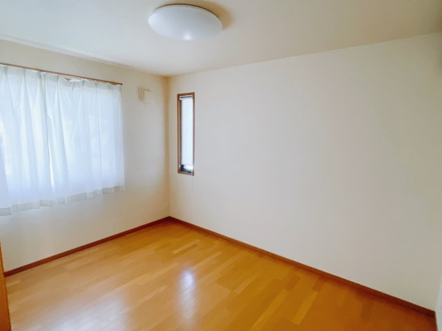 ■2階洋室｜お子様の一人部屋にピッタリな洋室。木のぬくもりを感じるフローリングは、天然木の味わいが時とともに深みを増していきます。また、傷にも強く、フリーワックスでお手入れもラクラクです♪