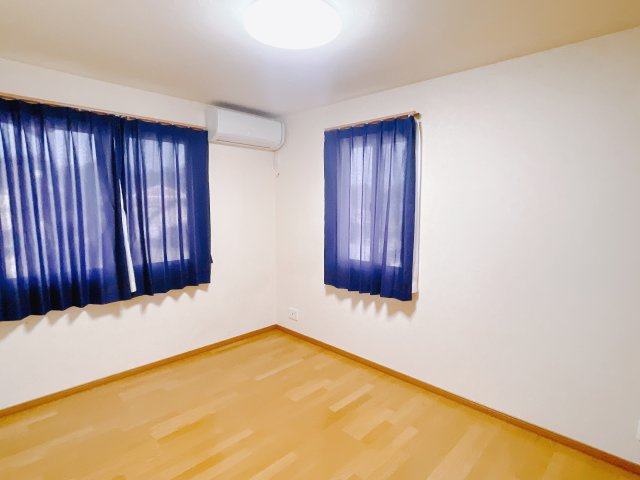 ■2階洋室｜2階洋室には大きな窓をご用意しています。日中はあたたかな日差し差し込み自分時間も充実できますね＾＾