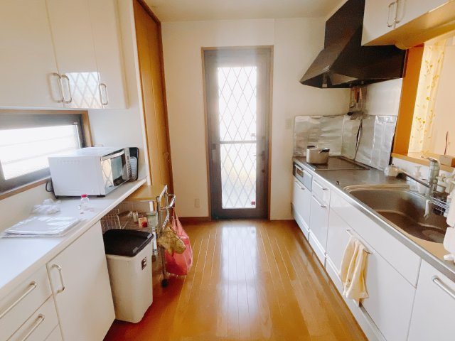 ■キッチン｜ワークトップの幅が広く、お子様といっしょにお料理をつくったり、ちょっとしたパーティーも楽しめます。フラットなのでお掃除がしやすいのもポイントです♪