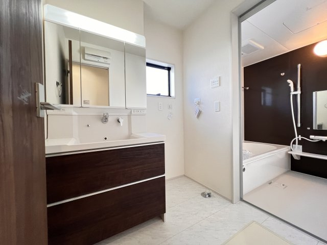 　シャワー付きの洗面台は忙しい朝でも身支度を整えるのにとても便利◎       　