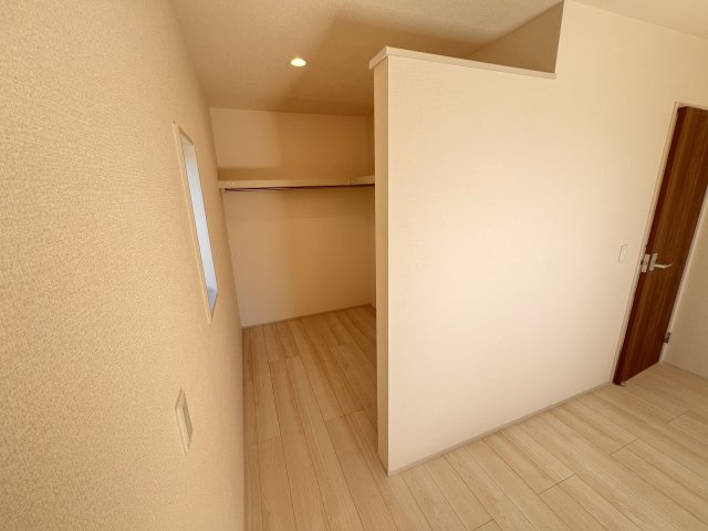 　主寝室の大型のウォークインクローゼットは収納ラクラク、お部屋スッキリ♪       　