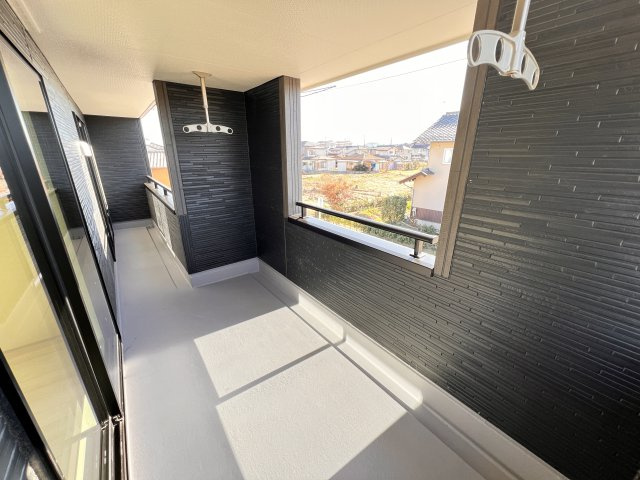 　日当たりの良い広々バルコニー！どのお部屋からも行き来できます。       　