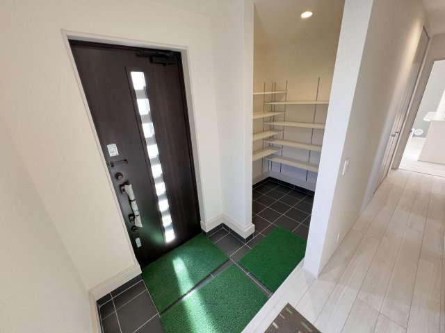 　シューズインクロークと下駄箱があり、かなりの収納量が期待できます！       　　