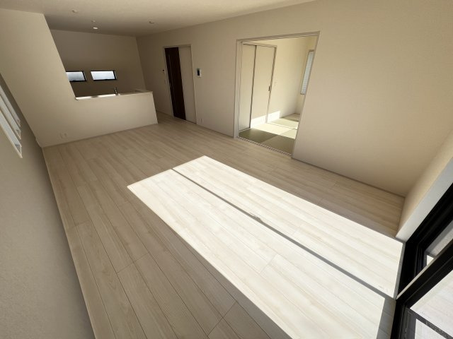 　18帖の広々リビングはご家族みんなでゆったりくつろげます♪　