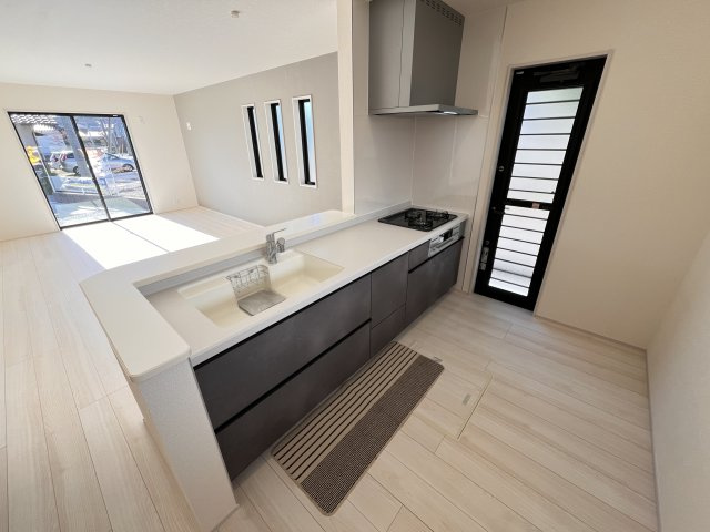 　勝手口があり、出したいゴミが直ぐに出せます。床下収納も付いていて食材保管に便利！         　　