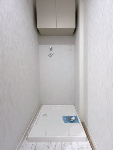 上部に収納棚あり