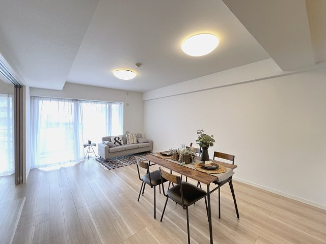 駅近の利便性と、落ち着いた住環境が両立した、平坦で歩きやすい地域です。