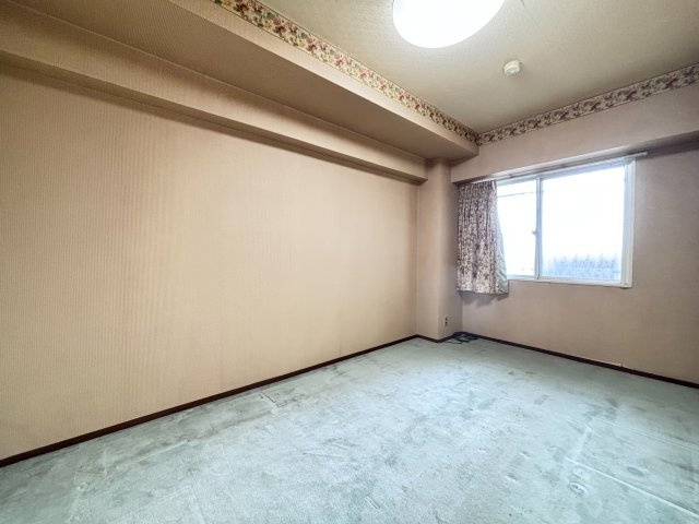 洋室約6.2帖　→　主寝室としてもゆとりを感じられる広さを確保