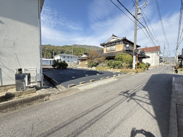 前面道路は広めで車のすれ違いにも余裕があり、日常の車移動もスムーズです。敷地は道路と高低差が少なく、使いやすい地勢となっています。周囲には昔ながらの住宅が並び、落ち着いた住環境が広がっています。
