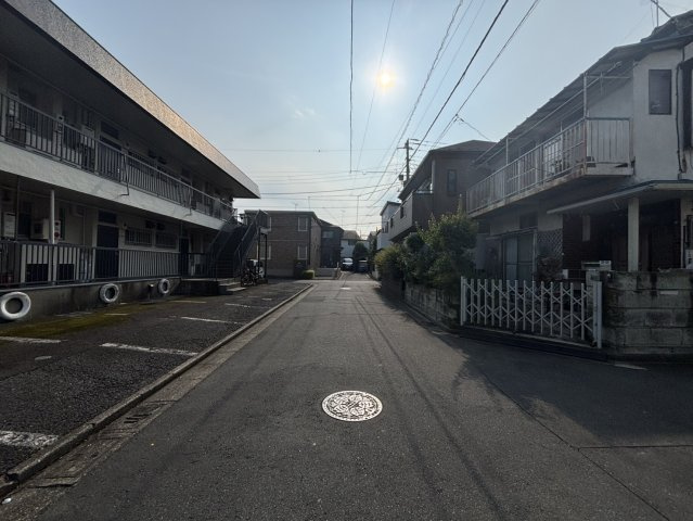 2026年7月23日撮影　道路は幅員にゆとりがあり、陽当たり・通風ともに良好です！車の出し入れもスムーズで、小さなお子様がいるご家族も安心して歩けます。穏やかなこの場所で、新しい暮らしを始めませんか♪