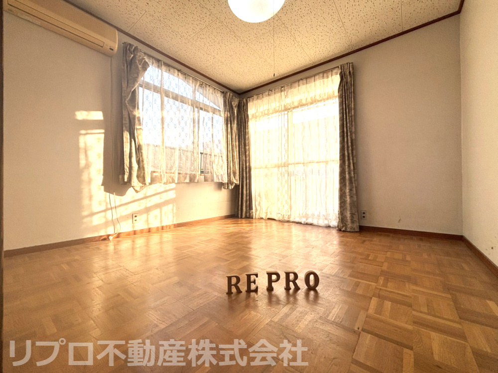 4.5帖の洋室は、南東向きで陽当たり良好！バルコニーへつながってます！2段の収納棚あり！