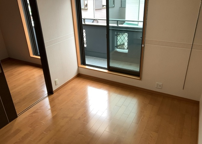 洋室のメリットは重い家具が置きやすく、身の回りが整理しやすいことです。　床がフローリングのため畳とは異なり凹みにくいです。　クローゼットなど収納が豊富で、普段使わない旅行カバンや服の整頓も簡単にです。