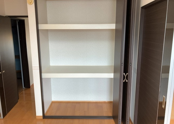 デザイン性を重視しすぎて収納が少なかった！なんてことにならないため、事前に現地で収納の数を確認しておくことをお勧めします。クローゼット以外にも床下収納や屋根裏収納、パントリーなどもチェックしましょう。