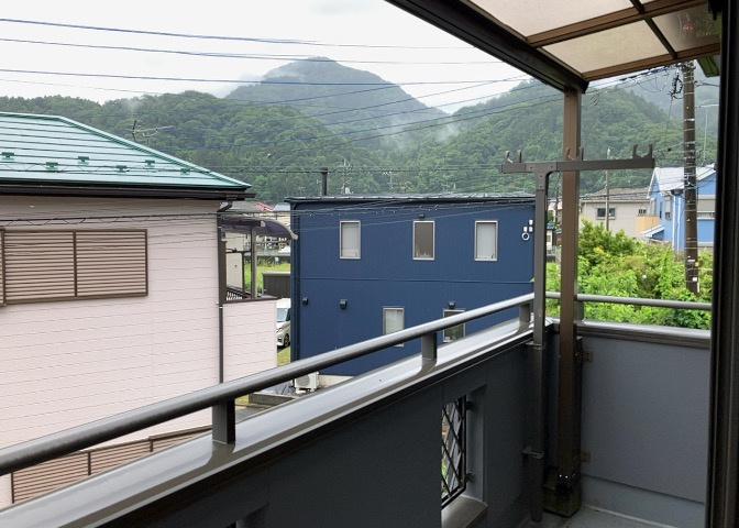バルコニーは、室外の専用スペースのうち、「屋根がなく開放された空間」であるものを指します。ベランダより広いタイプのものが多く、日当たりもよいため家庭菜園などを楽しみたい人にとって適した環境となります。