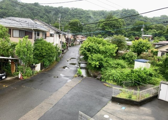 眺望を気にして物件を探す場合、前面に建物が建っていないか現地で確認しましょう！前面に建物があると景色はもちろん、日当たりや風通しにも影響が出てきます。住んだ時のことを想像しながら現地見学をしましょう。