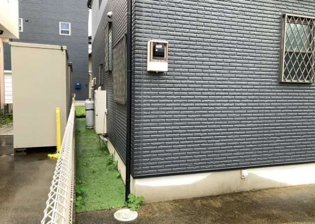 庭があることでガーデニングや家庭菜園はもちろん、こどもの遊び場やペットを放して遊ぶことができます。また、家の周囲に余裕があるということです。隣地との間があれば、十分な日当たりと、風通しが確保できます。