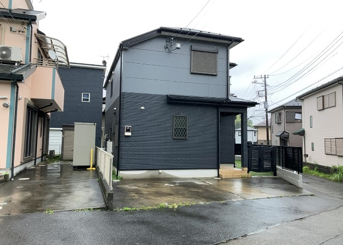住宅用の土地では前面道路に2m以上接していなければならないと法律で定められています。しかし、お持ちの車のサイズやライフスタイルなどにより、2mでは利便が悪い場合もございますので、事前に確認しましょう。