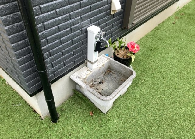 敷地内に散水栓や立水栓があると便利です。水道水を直接利用できるため、水を運ぶ手間を省くことが出来ます。大量の水を必要とする洗車作業や清掃などに役立ちます。その他設備とあわせて、現地でご確認ください。