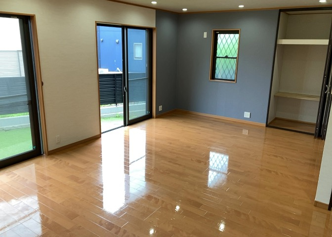 L型アイランドタイプは、キッチンからダイニングにもリビングにも目が行き届くので、とても使いやすい配置です。L字型独立タイプは、キッチンを独立させてるためLDKというよりもLDといった様なイメージです。