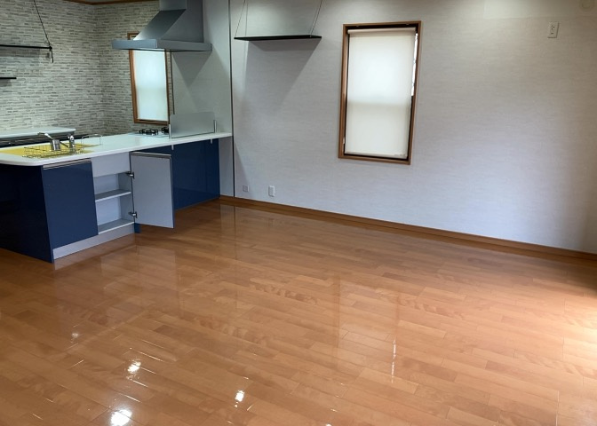 ダイニングは、食事や家族の団らんスペースとしてだけではなく、ほかの用途としても使用することができます。ダイニングテーブルを置き、食事のためのスペースを作ることでリビングとの差別化を図ることができます。