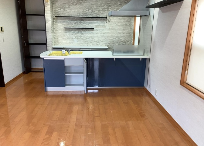 ダイニングとキッチンの間を扉や壁などで仕切らず、一体化させた間取りです。キッチンカウンターがついている物件ならば、食事をキッチンカウンターで取ることで、ダイニングスペースをリビングとして使用できます。