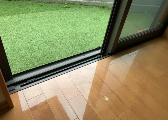 サッシは、ガラス窓に使用される金属製の窓枠です。一般的に住宅建築では、金属製建具工事の段階でガラス類・玄関などと同時に設置されます。種類や構造により断熱性能や遮音性能が異なるので現地でご確認ください。