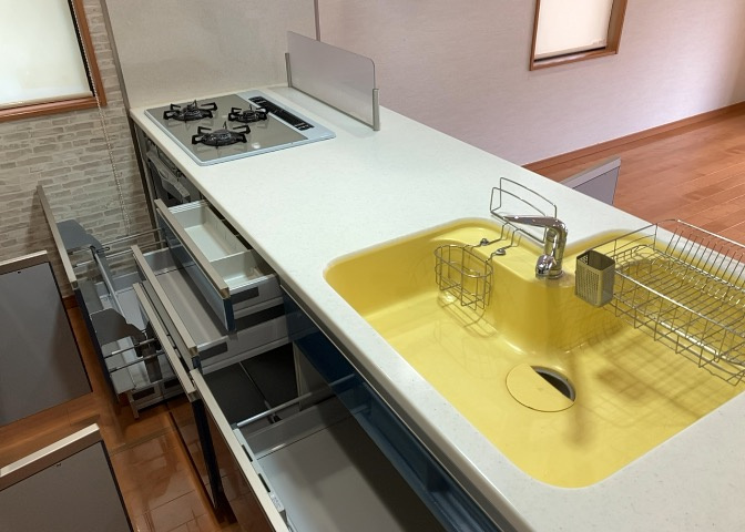 標準的なシステムキッチンの横幅は、165cm～300cm程度です。2100・2400・2550・2700などミリ単位で表記されます。普段どのように料理をするのかを想定しながら合ったサイズを選びましょう