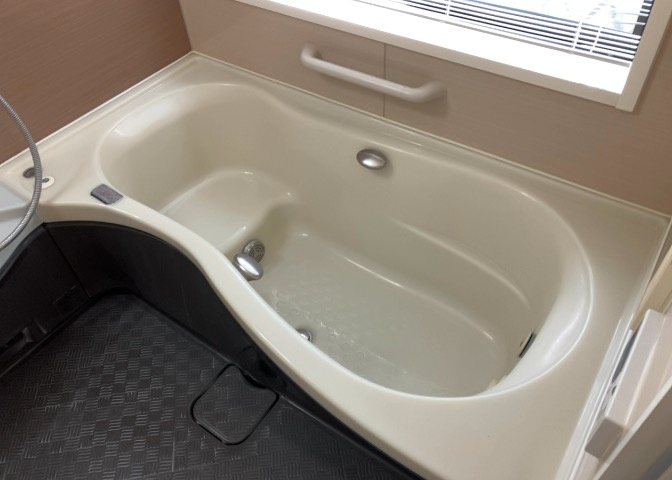入浴時の快適さも大事なことですが、綺麗な状態を維持できなければ気持ちよく入浴できません。毎日の掃除が楽という点は大事なポイントになります！カビが生えにくく掃除がしやすい、壁や浴槽を選ぶといいでしょう。