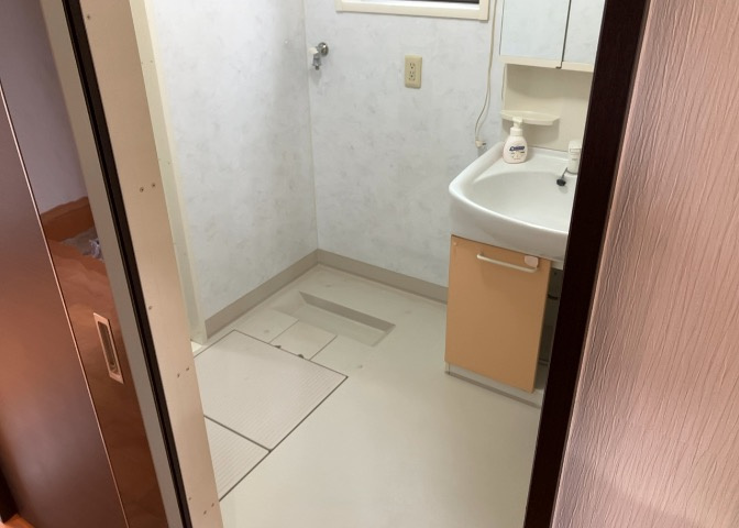 多くの戸建て住宅で見かける洗面脱衣所は、洗面台と洗濯機が2畳ほどのスペースに並べられていて、洗面所が脱衣所を兼ね備えている間取りが一般的です。お客様が利用することもある、パブリックな空間でもあります。