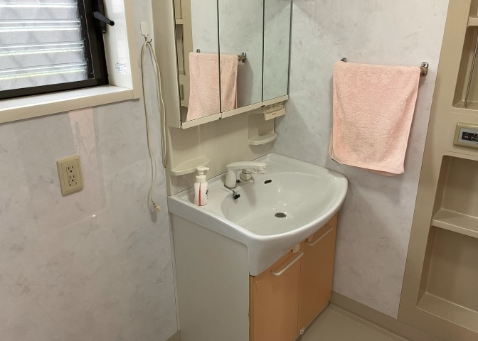洗面化粧台では顔を洗ったり、身だしなみを整えることが本来の使い方ですが、用途によっては洗面化粧台に求められる機能が違ってくるため、ご自身や家族のライフスタイルに合ったものを選ぶことをおすすめ致します。