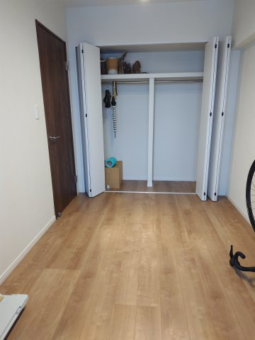 収納たっぷりの玄関脇のお部屋です。